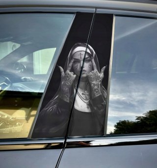 Naklejka na słupek auta Zakonnica B&W Folia Premium GRATIS
