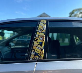 Naklejka na słupek auta Minionki 60x25cm Folia Premium GRATIS