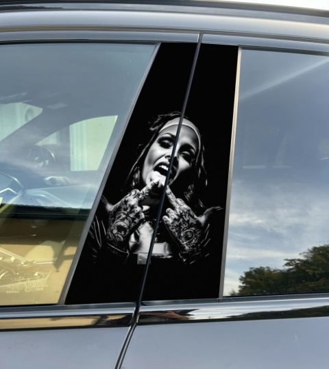 Naklejka na słupek auta Zakonnica Halloween Folia Premium GRATIS