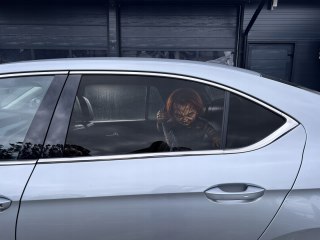 Who's Sitting Behind You? Naklejka na szybę Chucky One Way Vision