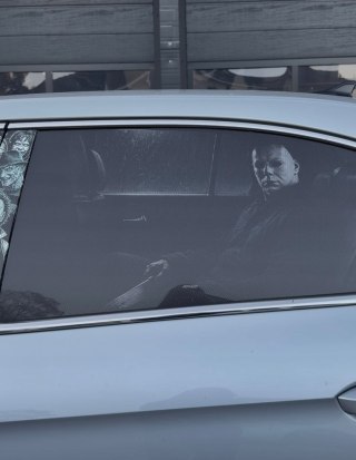 Who's Sitting Behind You? Naklejka na szybę Michael Myers One Way Vision